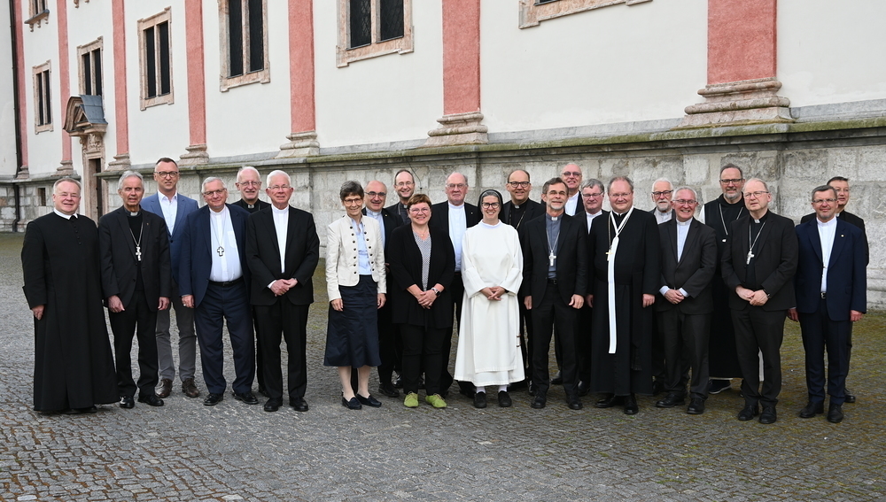 Bischöfe und Orden betonen gemeinsamen Dienst an den Menschen