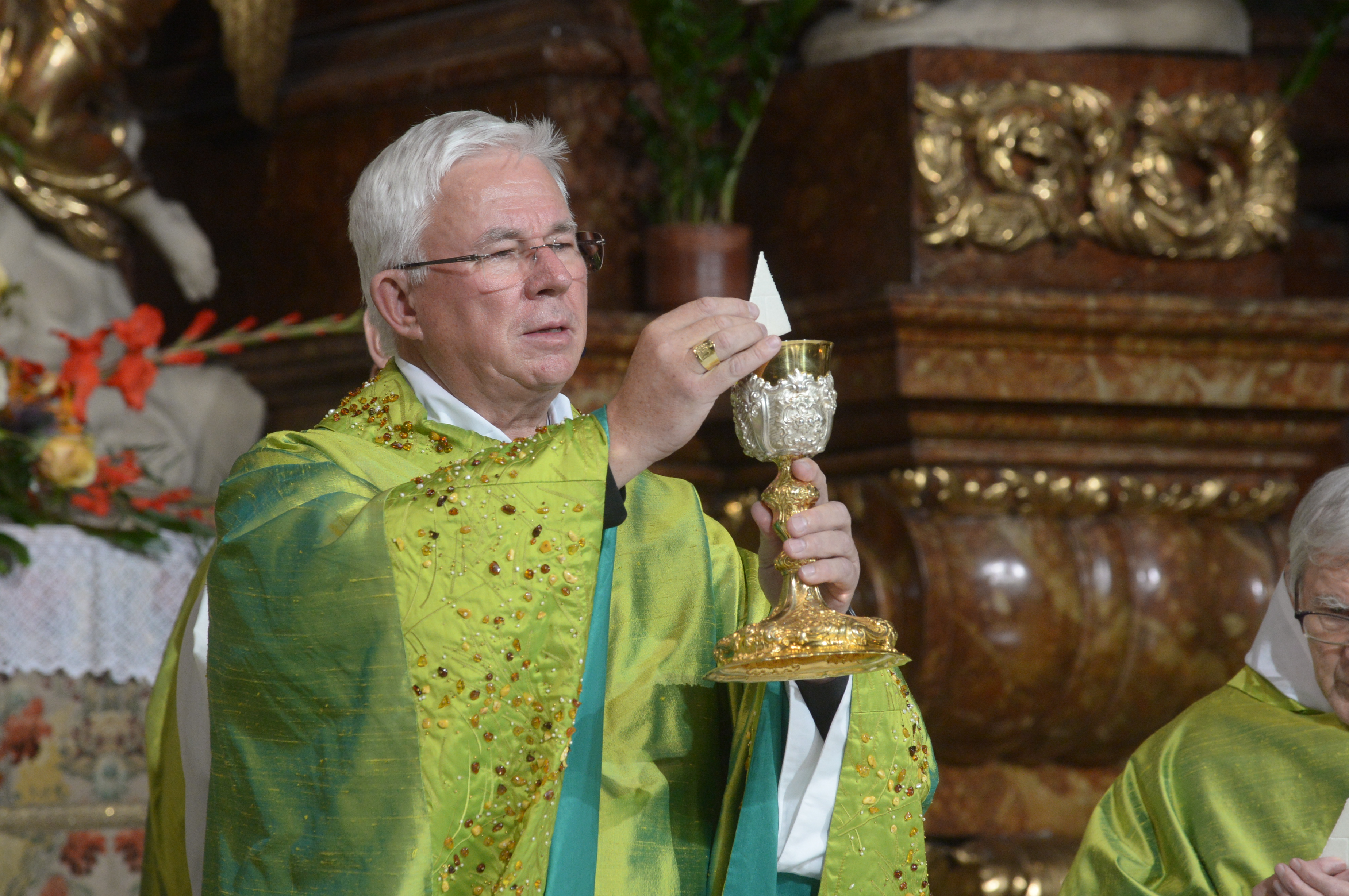 Franz Lackner; gr?ner Papstornat; 'Seht das Lamm Gottes ...'; Kelch und gebrochene Hostie